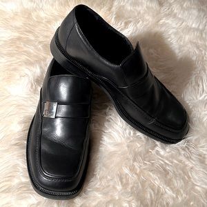 Kenneth Cole Reaction black loafers in size 12. Leather, very good condition.